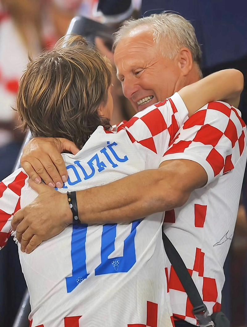 什么是“下注身份认同”？（如何理解“下注身份认同”？）