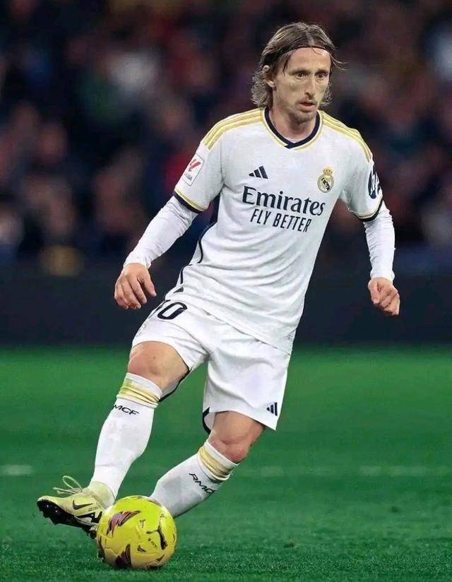 布朗运球失误 雷蒙抢断反击上篮得手