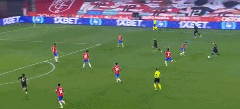 4防1被打穿！国足狼狈1幕：禁区内滑倒送礼，澳洲球迷狂欢