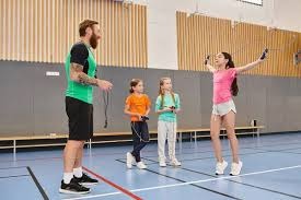 山东泰山今天下午在基地举行球迷开放日，一百多名球迷到场