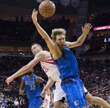 德扑读心术：对手下注时的细微动作暴露了什么？（德州扑克心理洞察：对手下注瞬间的肢体语言传递了哪些信号？）